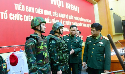 Thượng tướng Nguyễn Văn Nghĩa kiểm tra các mẫu trang phục, trang cụ phục vụ tại Lễ kỷ niệm 70 năm Chiến thắng Điện Biên Phủ. Ảnh: QĐND