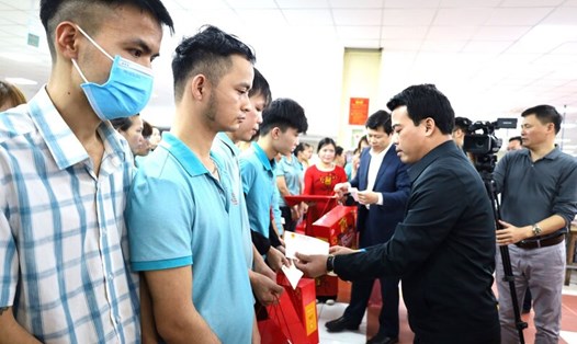 Ông Lê Quang Toản - Chủ tịch LĐLĐ tỉnh Hưng Yên tặng quà cho đoàn viên, công nhân có hoàn cảnh khó khăn. Ảnh: CĐHY