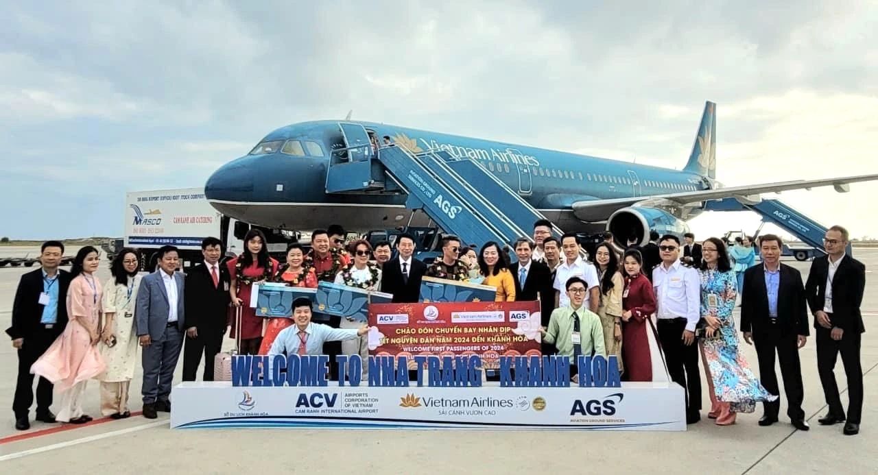 Chuyến bay đầu tiên từ TP HCM đưa du khách tới “xông đất” Khánh Hòa qua sân bay Cam Ranh dịp Tết 2024 
