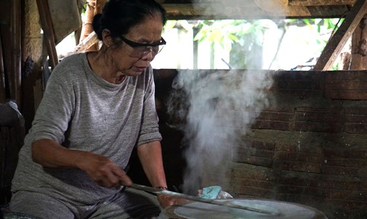 Người dân Túy Loan làm bánh tráng. Ảnh: Văn Trực