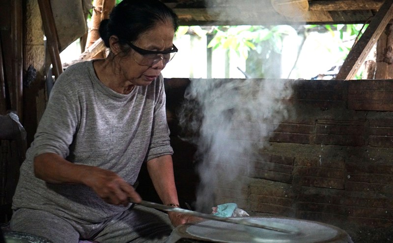 Người dân Túy Loan làm bánh tráng. Ảnh: Văn Trực