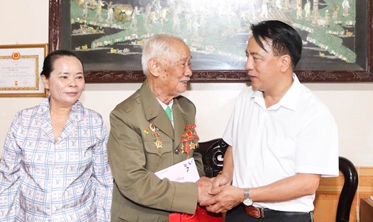 Ông Phạm Giang Nam - Giám đốc Sở Y tế Điện Biên (trái) thăm hỏi, động viên gia đình Chiến sĩ Điện Biên năm xưa nhân Ngày Thầy thuốc Việt Nam. Ảnh: Trung Anh