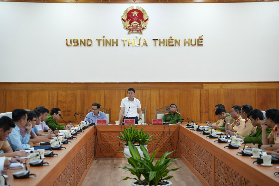 Phó Chủ tịch UBND tỉnh Thừa Thiên Huế Hoàng Hải Minh chủ trì cuộc họp. Ảnh: Ngọc Minh.