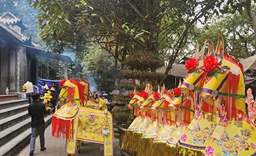 Lãnh đạo Hà Tĩnh đang quyết tâm xoá hình ảnh vàng mã hình ngựa kích thước lớn dâng cúng, đốt ở Đền Chợ Củi (huyện Nghi Xuân - Hà Tĩnh). Ảnh: Trần Tuấn