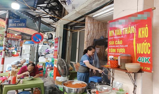 Một cửa hàng ăn uống trên phố Hàng Chiếu (quận Hoàn Kiếm, Hà Nội) công khai giá dịch vụ trên biển hiệu. Ảnh: Thu Giang
