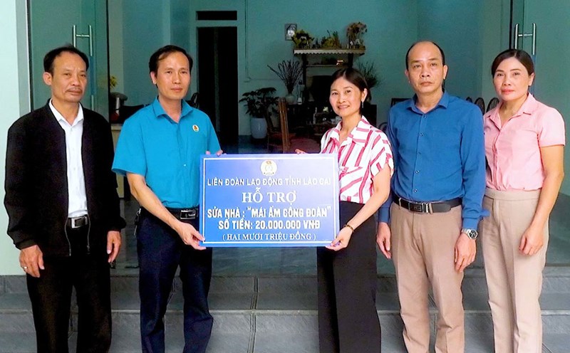 Phó Chủ tịch nước Võ Thị Ánh Xuân tặng quà các hộ dân khó khăn ở Lào Cai
