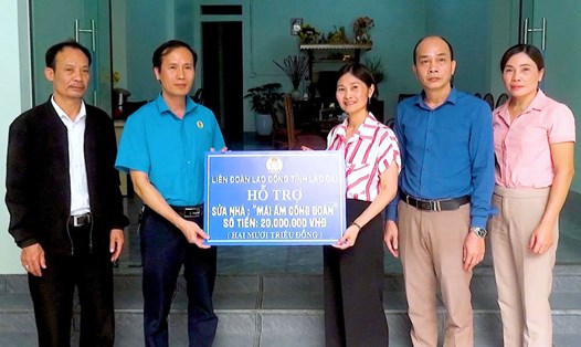 Trao hỗ trợ cho gia đình chị Nguyễn Vũ Thuý. Ảnh: Thanh Nga