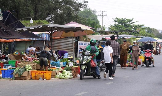 Buôn bán tự phát xung quanh khu vực các chợ đầu mối tại TPHCM khiến cơ quan chức năng khó kiểm soát an ninh trật tự và chất lượng thực phẩm. Ảnh: Thanh Vũ
