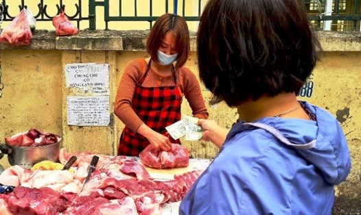 Giá thịt lợn tại chợ vẫn ở mức cao so với giá lợn hơi. Ảnh: Vũ Long