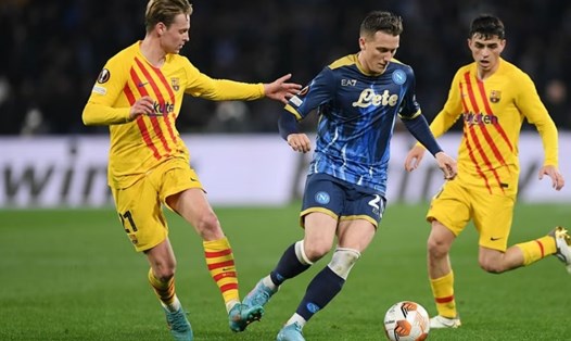 Barcelona (áo vàng) thắng Napoli trong 2 lần đụng độ ở vòng đấu loại trực tiếp Champions League. Ảnh: Sportskeeda