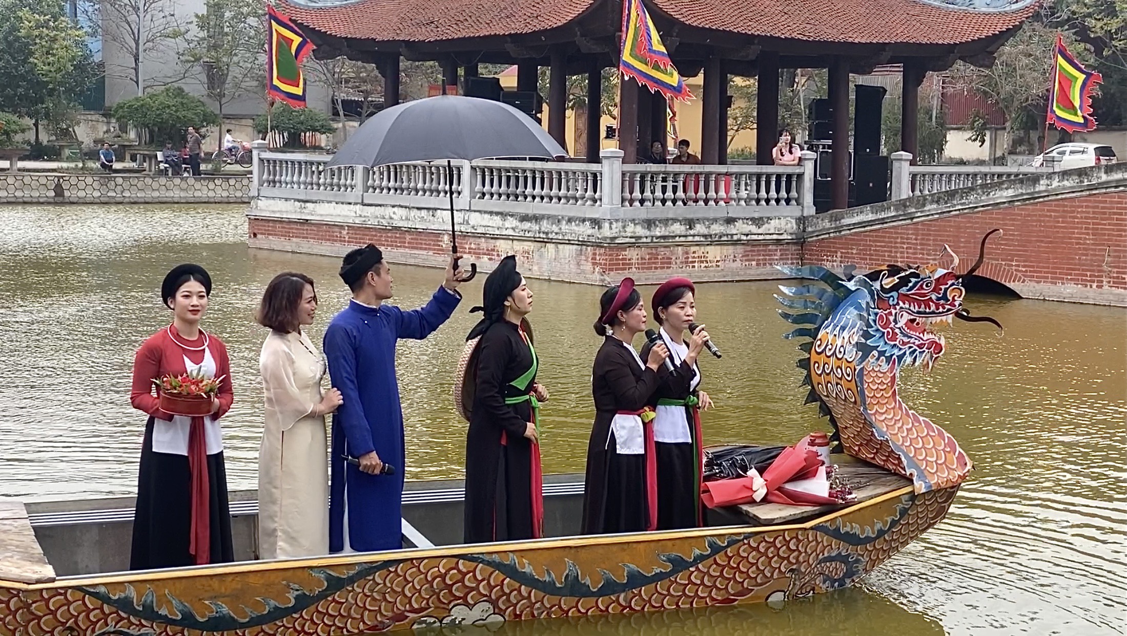 Mỗi khi xuân về, khách thập phương lại ghé chơi Hội Lim để nghe những câu quan họ trao duyên đậm tình mà sâu lắng xứ Kinh Bắc. Ảnh: Minh Thảo