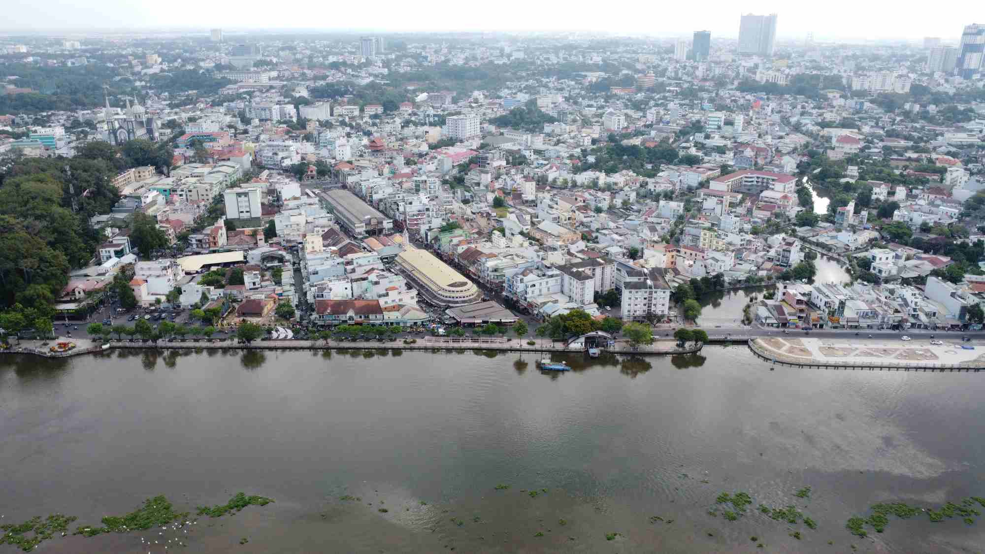Phía dưới là sông Sài Gòn, bên trong là đô thị Thủ Dầu Một, Bình Dương - Vùng đất có lịch sử phát triển hơn 300 năm.