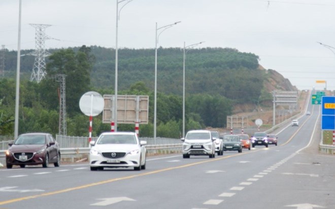 Xe ôtô lưu thông trên Cao tốc Cam Lộ - La Sơn. Ảnh: Hưng Thơ
