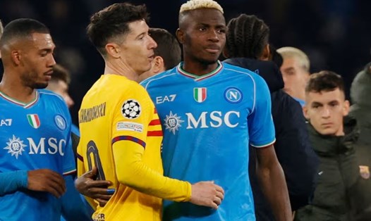 Robert Lewandowski và Victor Osimhen cùng ghi bàn trong trận hòa 1-1 của Napoli với Barcelona. Ảnh: The Guardian
