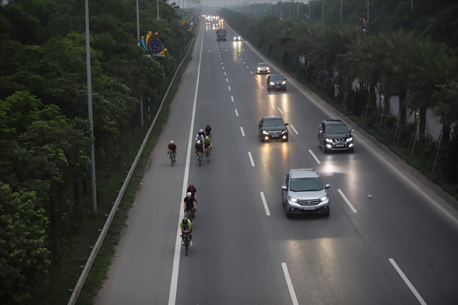 Đường Võ Nguyên Giáp (Hà Nội) tiếp diễn tình trạng nhóm người bất chấp đạp xe thể dục vào làn ô tô gây bức xúc.