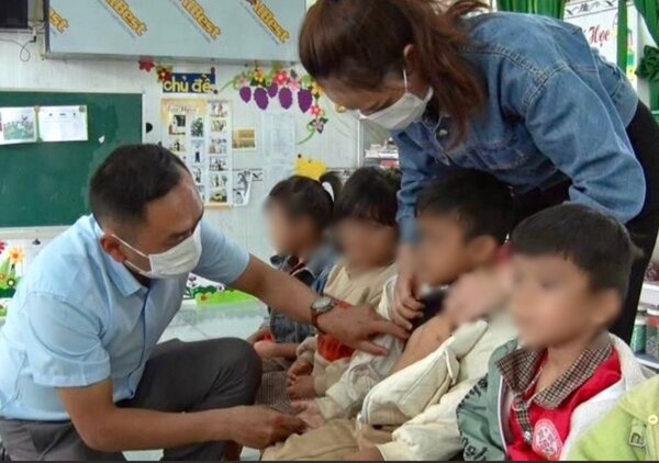 Cơ quan chức năng kiểm tra dịch bệnh thủy đậu ở các em học sinh. Ảnh: Quang Nhật