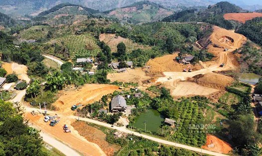 Trên dọc tuyến cao tốc Tuyên Quang - Hà Giang, các nhà thầu đang tiến hành xẻ núi, bạt đồi lấy mặt bằng thi công.