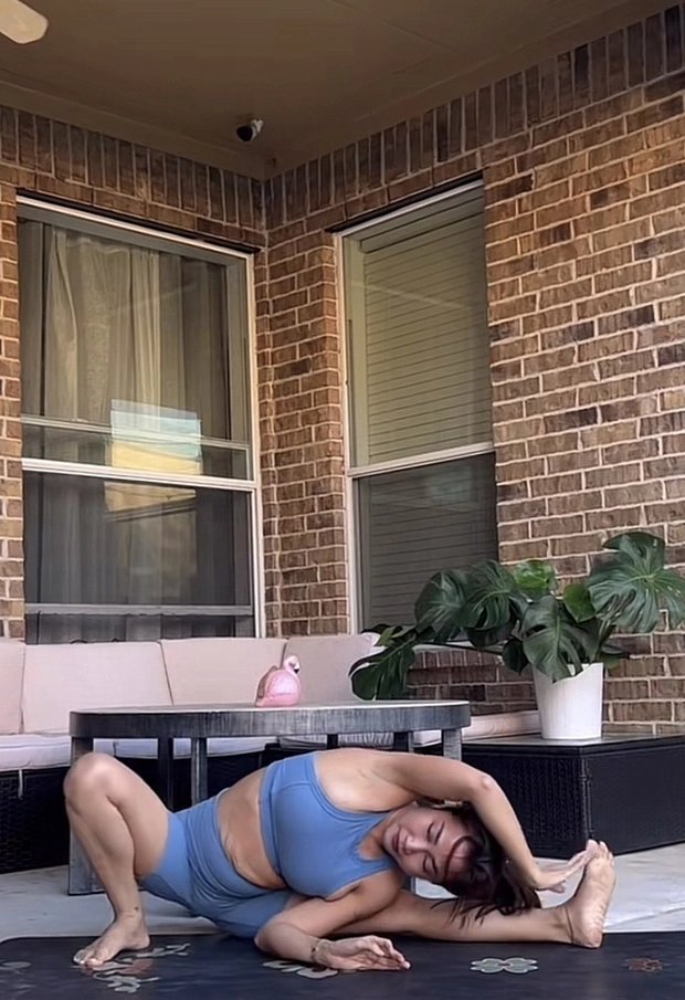 Ốc Thanh Vân tập yoga tại nhà bên Úc. Ảnh: Facebook nhân vật.