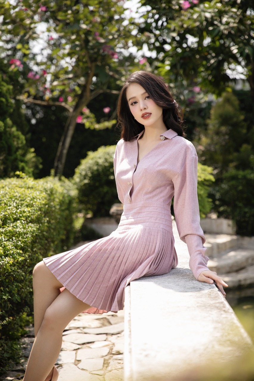 Mang đến sự mới mẻ cho những thiết kế, NTK Lê Thanh Hòa đã biến tấu chiếc váy đơn điệu với kỹ thuật smocking kết hợp dập pli tạo hiệu ứng bắt mắt.