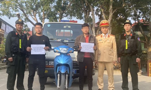 2 thanh niên dùng xe máy lạng lách, đánh võng trên Quốc lộ 6 đã bị Công an huyện Yên Châu triệu tập. Ảnh: Công an huyện Yên Châu