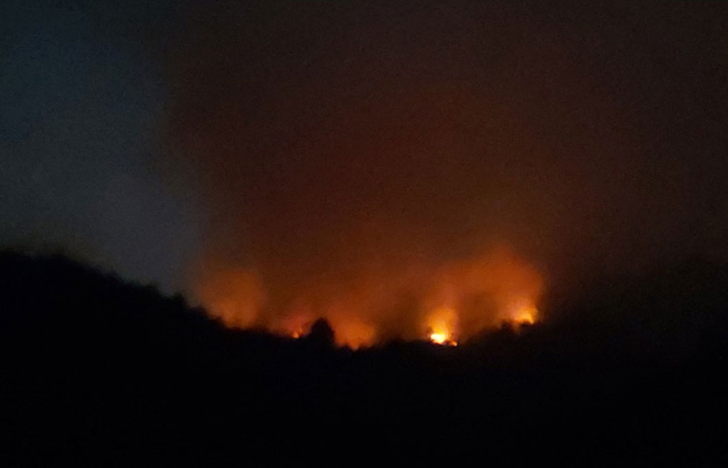 Địa hình phức tạp và gió to khiến việc tiếp cận đám cháy mới gặp nhiều khó khăn. Ảnh: NDCC