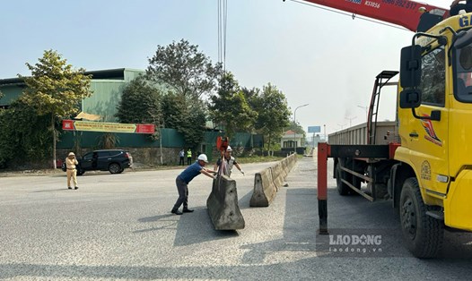 Đóng điểm đấu nối vào cao tốc Nội Bài - Lào Cai để ngăn xe máy đi vào. Ảnh: B.N