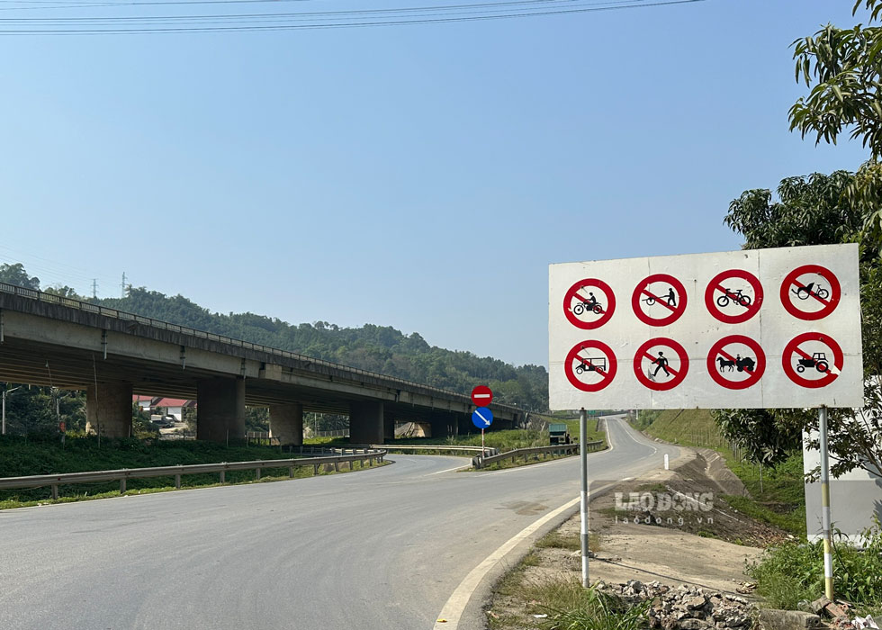 Sau khi đóng, các điểm lên xuống sẽ có cán bộ túc trực ngăn xe máy lưu thông vào cao tốc Nội Bài - Lào Cai . Ảnh: B.N