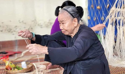 Nghề thủ công truyền thống đan võng ngô đồng ở xã Tân Hiệp, TP Hội An, tỉnh Quảng Nam được đưa vào Danh mục di sản văn hóa phi vật thể quốc gia. Ảnh: Nguyễn Linh