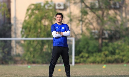 Huấn luyện viên Daiki Iwamasa đối diện với nhiều khó khăn sau trận ra mắt V.League. Ảnh: HNFC