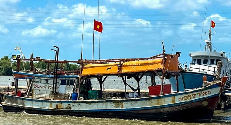 Tàu CM-91772-TS (tàu chở 10 thiết bị VMS) được cơ quan chức năng dẫn giải, neo tại cảng Đội Thanh tra chuyên ngành thủy sản Sông Đốc phục vụ công tác điều tra vào tháng 3.2023. Ảnh: Nhật Hồ