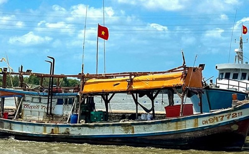 Tàu CM-91772-TS (tàu chở 10 thiết bị VMS) được cơ quan chức năng dẫn giải, neo tại cảng Đội Thanh tra chuyên ngành thủy sản Sông Đốc phục vụ công tác điều tra vào tháng 3.2023. Ảnh: Nhật Hồ