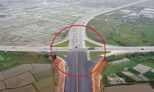 Ngã tư giao nhau giữa tuyến đường Hồ Chí Minh và 2 tuyến đường trăm tỉ trở thành điểm đen giao thông tại thị xã Phú Thọ. Ảnh: Tô Công.