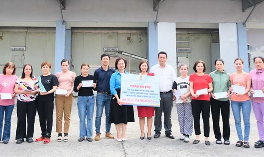 Công đoàn Khu CNC&CKCN Đà Nẵng trao hỗ trợ cho 138 người lao động có hoàn cảnh khó khăn tại Công ty TNHH Chế biến Thực phẩm D&N. Ảnh: Trà Vân