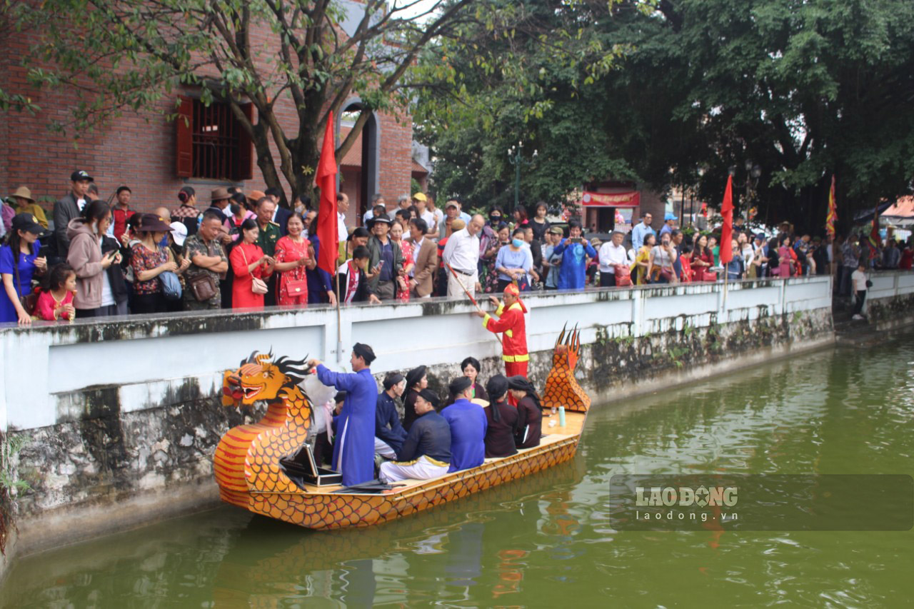 Liền anh, liền chị hát Quan họ trên thuyền rồng.