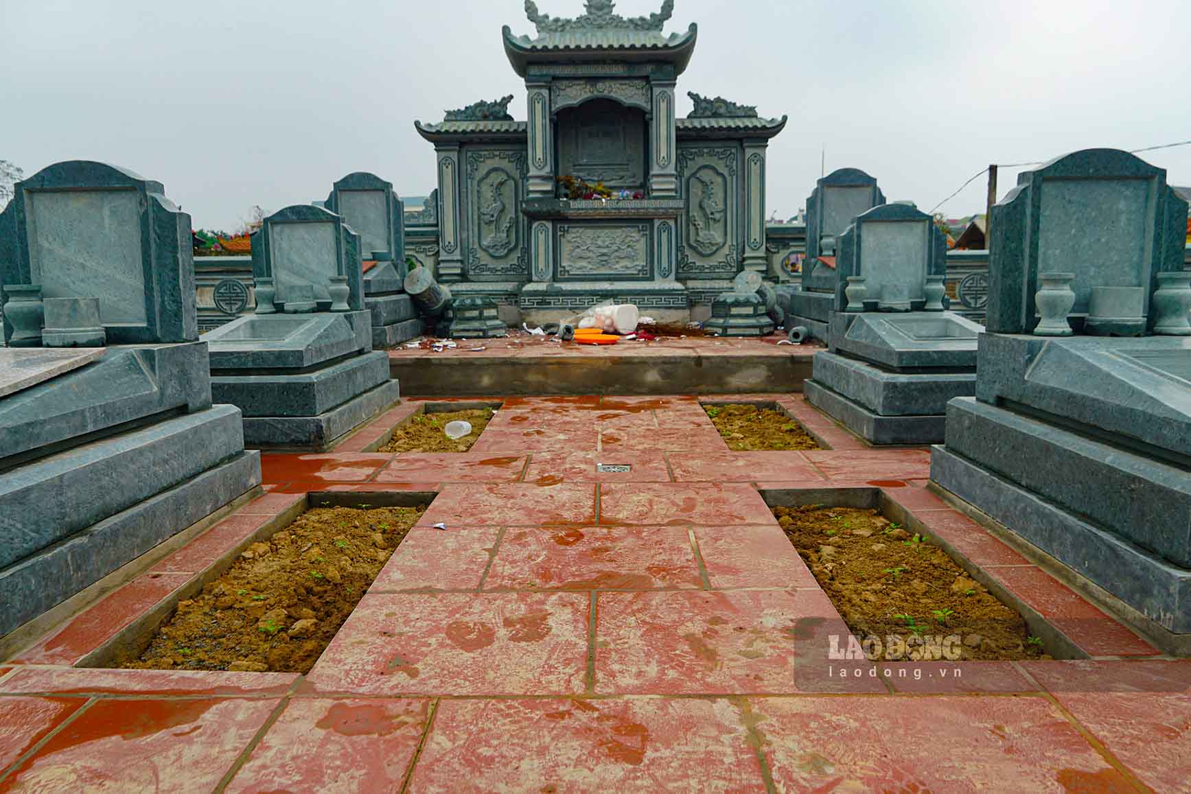 Ông Nguyễn Hữu Quân – Tổ trưởng Tổ dịch vụ nghĩa trang Tây Mỗ cho biết, sự việc được phát hiện ngày 16.2, tức mùng 7 Tết Nguyên đán Giáp Thìn. Ban đầu chỉ phát hiện khoảng trên dưới 10 ngôi mộ bị phá. 