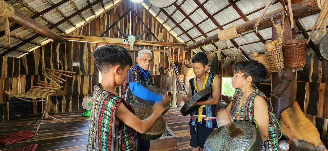mô hình sinh hoạt văn hóa truyền thống gắn với phát triển du lịch của đồng bào dân tộc thiểu số tại các huyện tỉnh Lâm Đồng.
