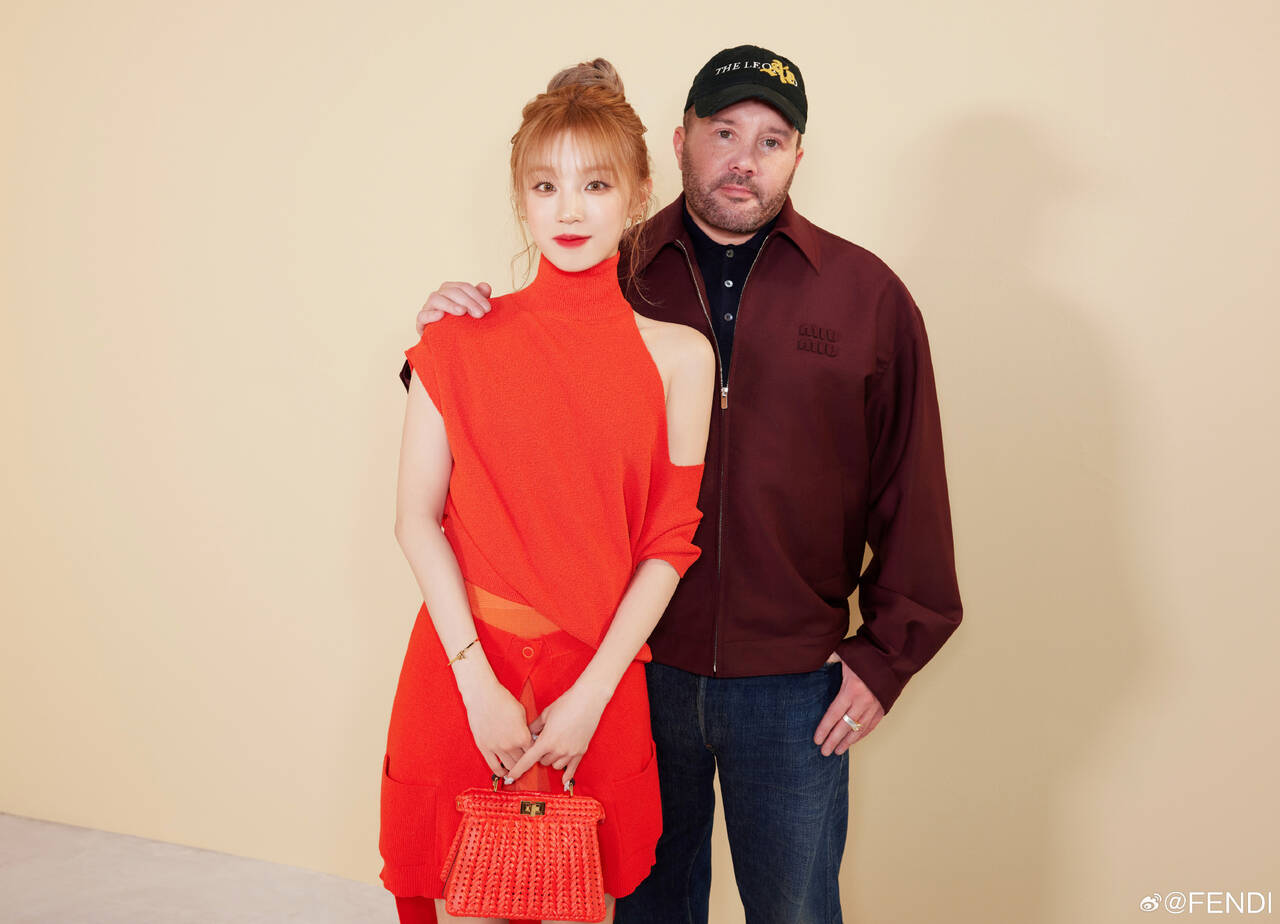 Nữ đại sứ thương hiệu Yuqi chụp cùng Giám đốc sáng tạo Fendi