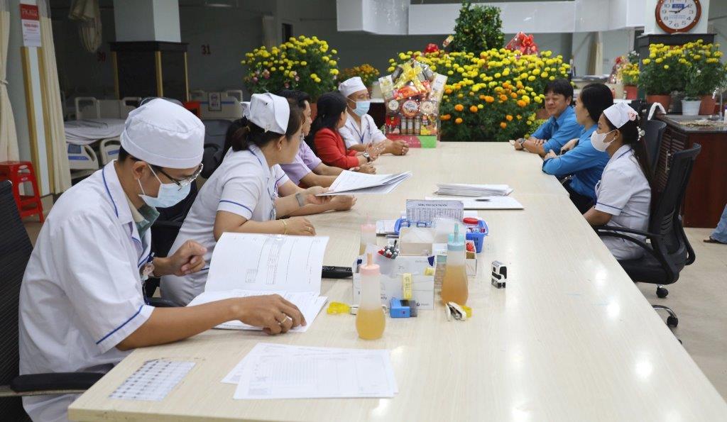 Đoàn công tác LĐLĐ tỉnh Kiên Giang thăm lực lượng trực Tết tại Bệnh viện Đa khoa tỉnh Kiên Giang. Ảnh: Mỹ Linh