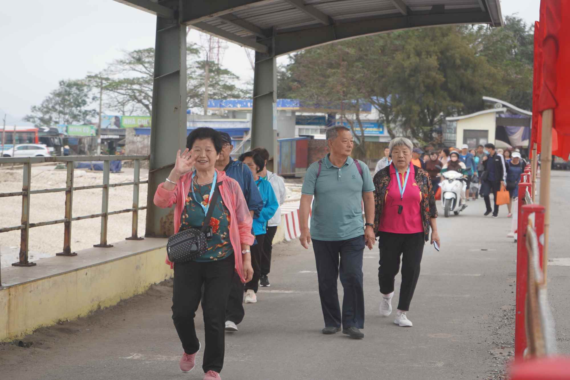 Ghi nhận của PV Lao Động sáng 22.2, gần 1 tuần trước khi phà Gót chính thức dừng hoạt động, bến phà vẫn đón, đưa nhiều đoàn khách, chủ yếu là khách nước ngoài đến tham quan đảo Cát Bà. 
