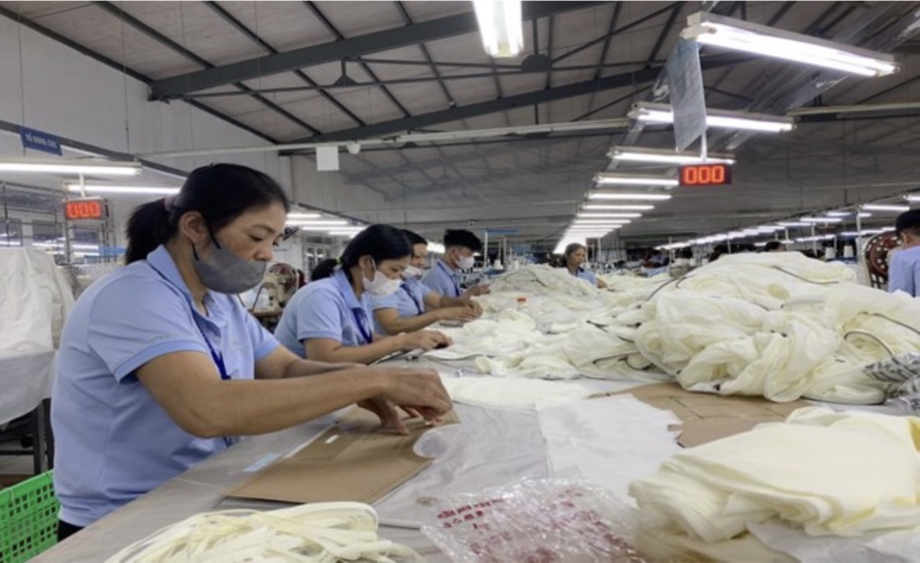 Không khí làm việc tại Công ty TNHH may Gia Nguyễn (huyện Thái Thụy) sau nghỉ Tết. Ảnh: Lương Hà
