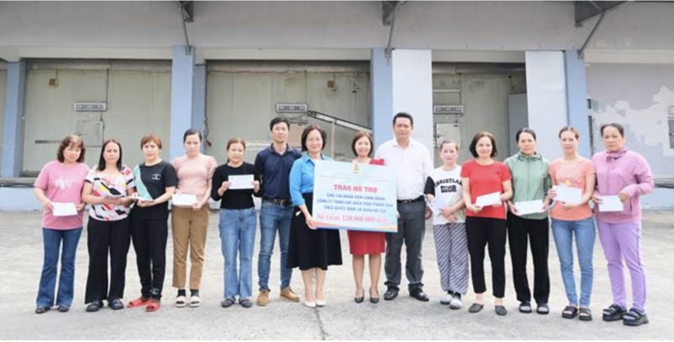 Công đoàn Khu CNC&CKCN Đà Nẵng trao hỗ trợ cho 138 người lao động có hoàn cảnh khó khăn tại Công ty TNHH Chế biến Thực phẩm D&N. Ảnh: Trà Vân
