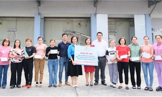 Công đoàn Khu CNC&CKCN Đà Nẵng trao hỗ trợ cho 138 người lao động có hoàn cảnh khó khăn tại Công ty TNHH Chế biến Thực phẩm D&N. Ảnh: Trà Vân
