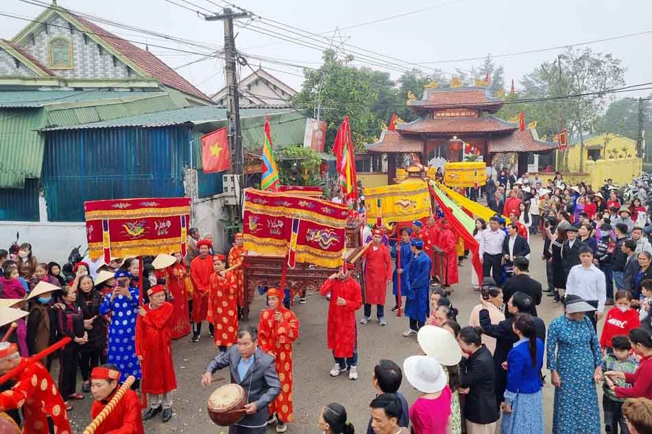 Lễ hội cầu ngư làng Cam Lâm được tổ chức tại đền Đông Hải sau đó rước thần ngư ra biển. Ảnh: Trần Tuấn.