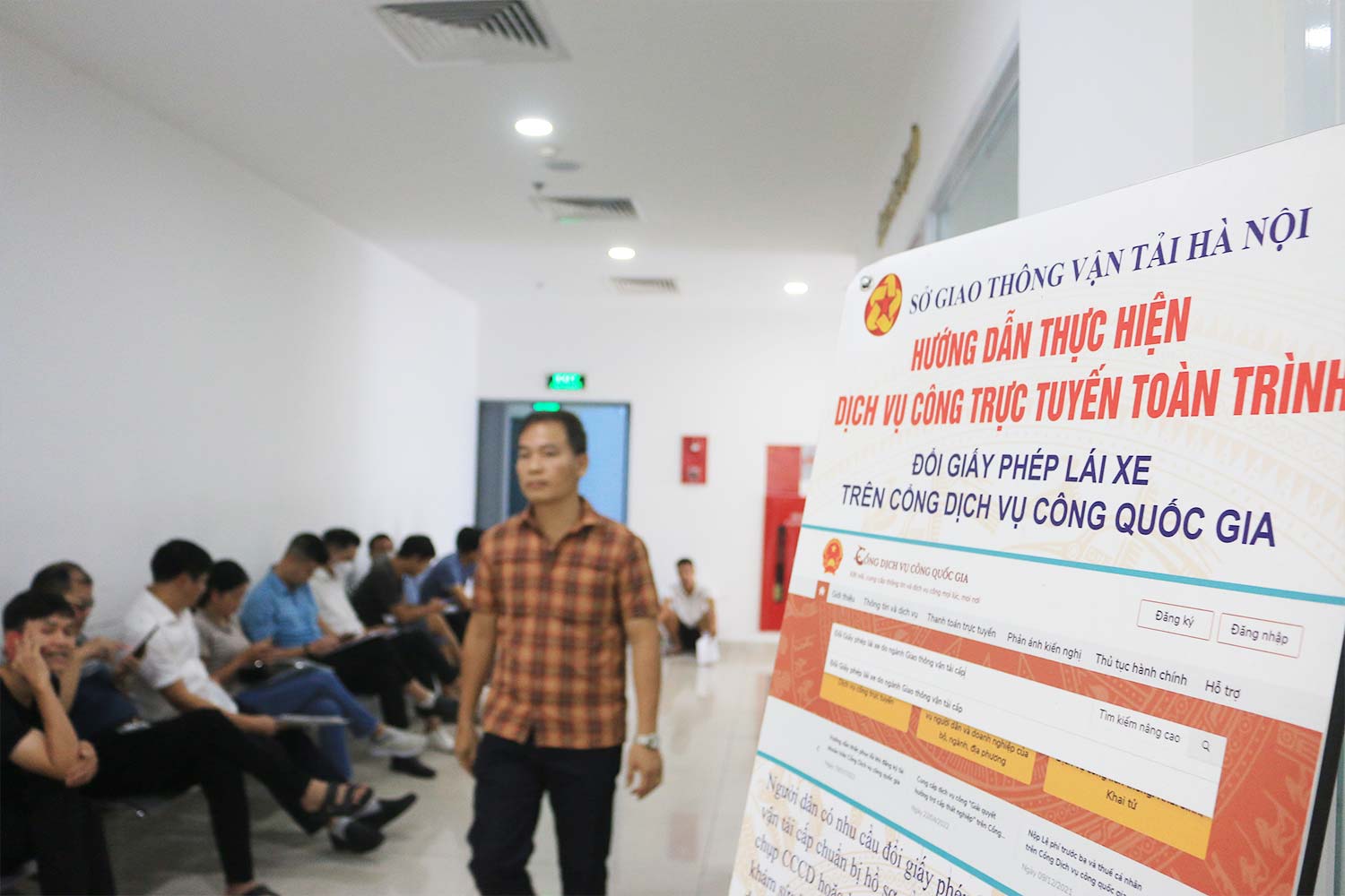 Sở GTVT khuyến khích người dân đổi giấy phép lái xe trực tuyến toàn trình (mức độ 4) trên Cổng Dịch vụ công quốc gia. Ảnh: Khánh An