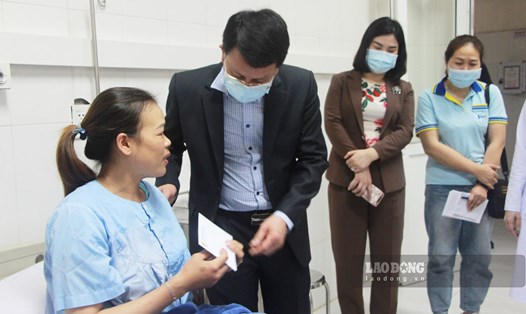 Lãnh đạo UBND TX Quảng Yên, LĐLĐ TX  Quảng Yên thăm hỏi công nhân nghi bị ngộ độc khí. Ảnh: LĐLĐ tỉnh Quảng Ninh