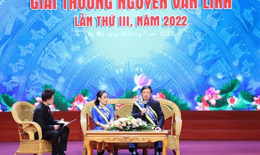 Cán bộ công đoàn nhận Giải thưởng Nguyễn Văn Linh lần thứ III chia sẻ kinh nghiệm hoạt động. Ảnh: Tô Thế