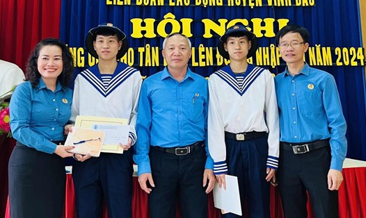 LĐLĐ huyện Vĩnh Bảo tặng quà tân binh có hoàn cảnh khó khăn trước ngày lên đường nhập ngũ. Ảnh: Hương Hương