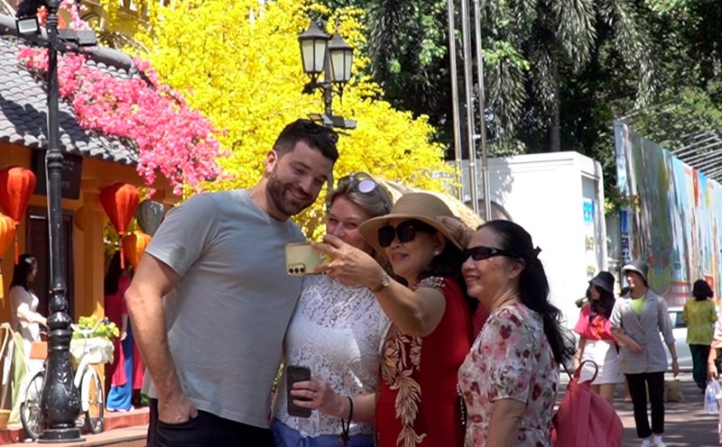 Khách quốc tế vui chơi tại TPHCM dịp Tết Nguyên đán 2024. Ảnh: Anh Tú