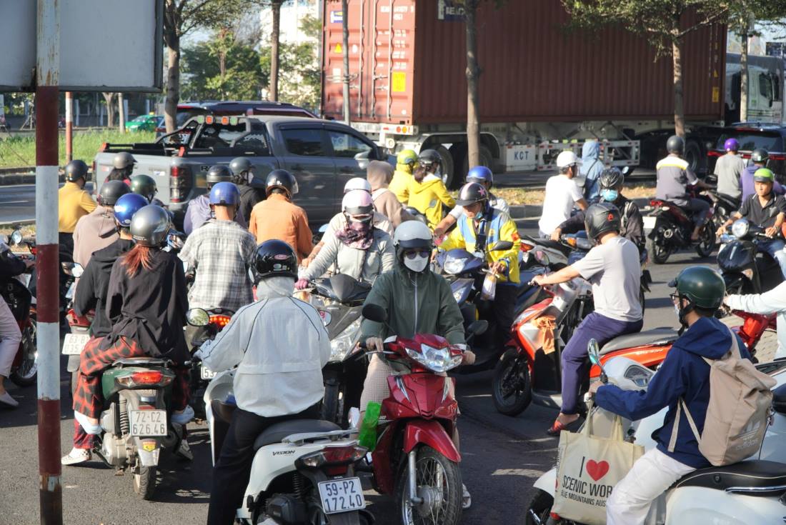 Phương tiện xung đột tại một nút giao khác trên đường Nguyễn Văn Linh. Ảnh: Nguyên Chân