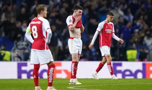 Các cầu thủ Arsenal thất vọng sau trận thua Porto.  Ảnh: Independent